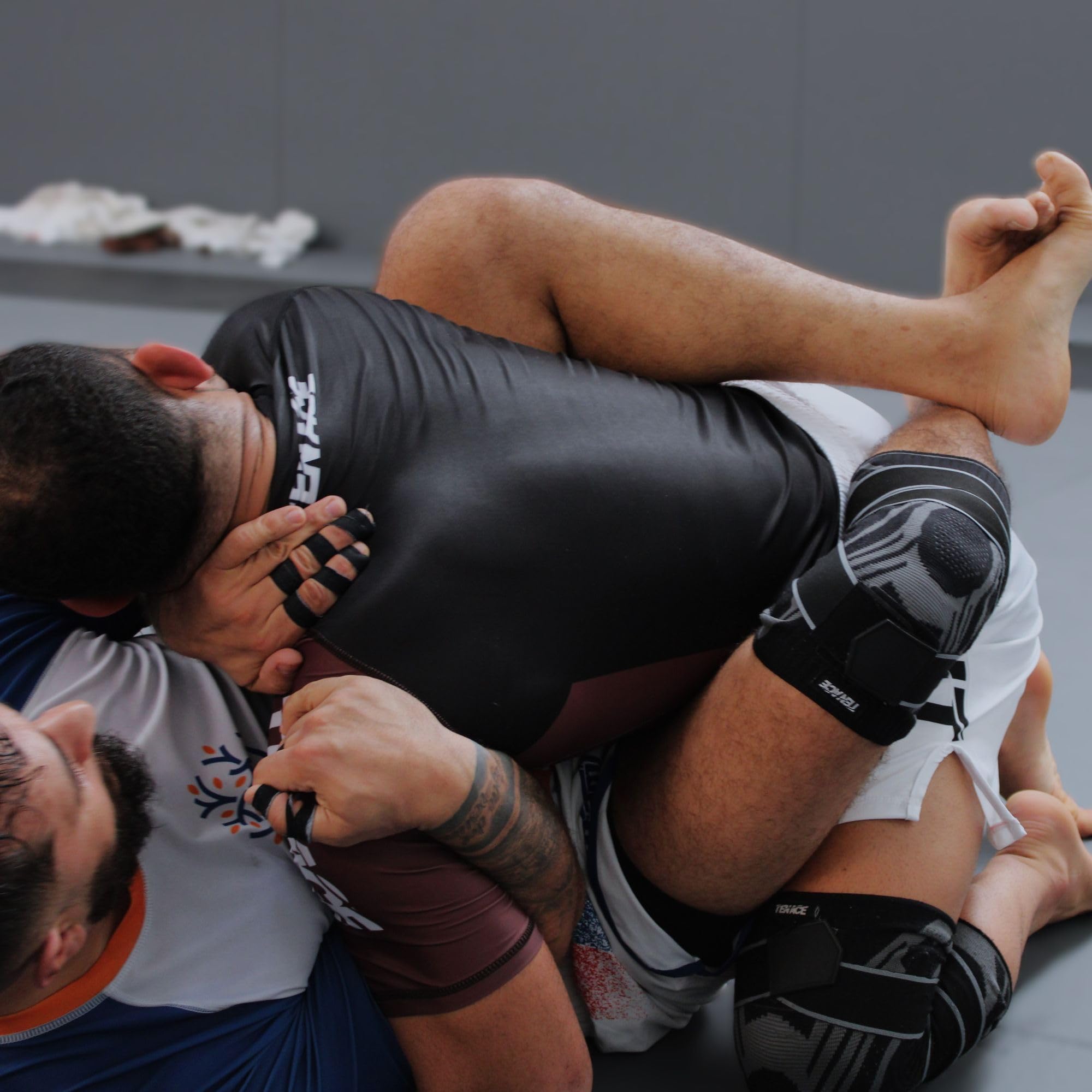 Tenace BJJ Knee Brace Grappling - Compression Knee Pad for Jiu Jitsu, MMA, Muay Thai, Wrestling, Judo - High Durability and Performance Unisex (Medium)